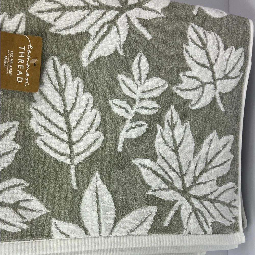 Common Thread Bath Towels Bamboo Cotton Green White Leaf Pattern Set of 2 NEW